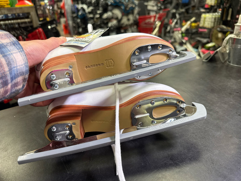 Load image into Gallery viewer, Used Jackson Elle Youth Figure Skates Size 3
