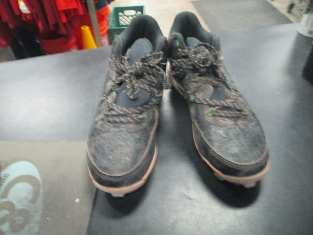 Load image into Gallery viewer, Used Under Armour Sz 3.5 Cleats
