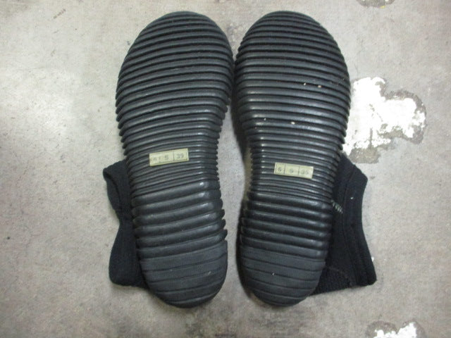 Load image into Gallery viewer, Used Scuba Max Dive Booties Size Small 6/39
