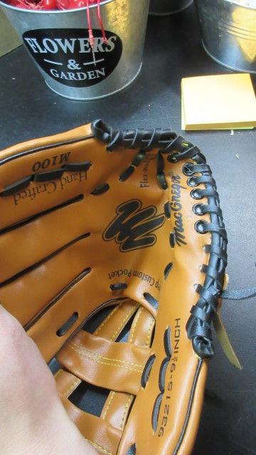 Load image into Gallery viewer, Used MacGregor M100 9.5" T Ball Glove RHT
