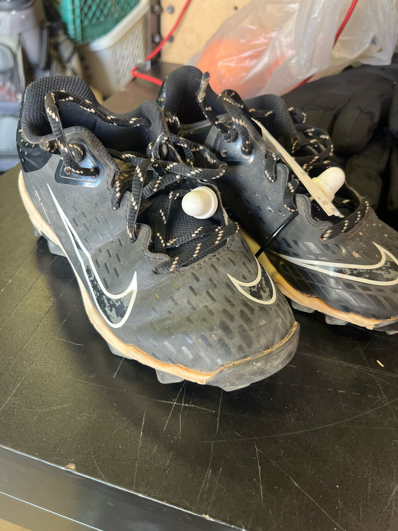 Load image into Gallery viewer, Used Nike Black Fast Flex Cleat Size 2
