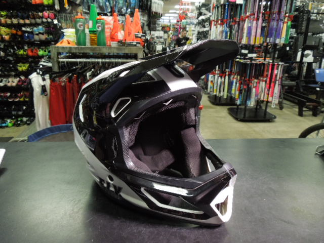 Load image into Gallery viewer, Used Fly Racing Rayce Full Face Helmet in Black Size Youth Medium
