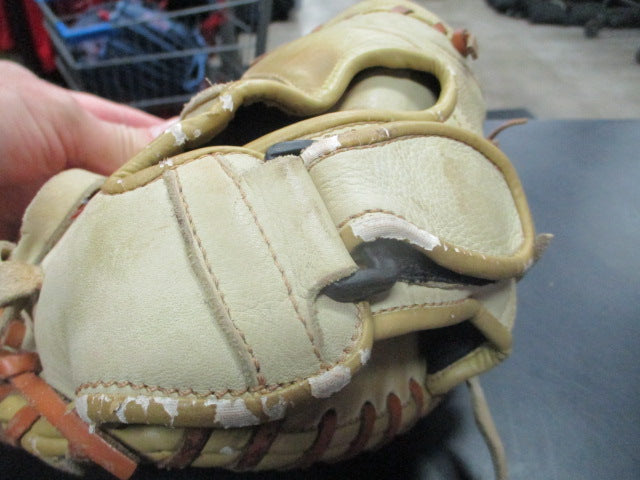 Load image into Gallery viewer, Used Louisville Sluger 125 Series RHT Catchers Glove  (Need lace In Pocket)
