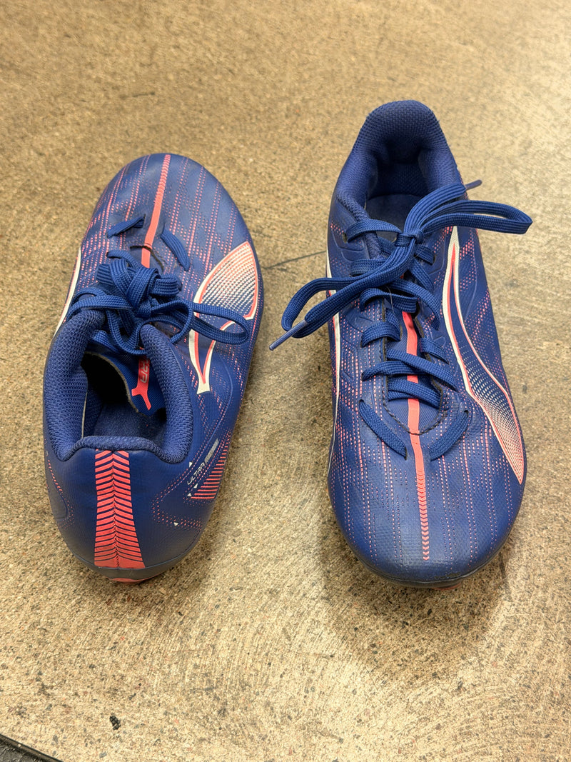 Load image into Gallery viewer, Used Puma Soccer Cleats Size 3
