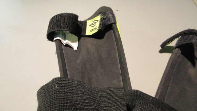 Load image into Gallery viewer, Used Umbro Youth Medium Soccer Shin Guards
