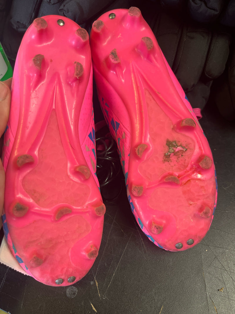 Load image into Gallery viewer, Used Pink Soccer Cleat Size2
