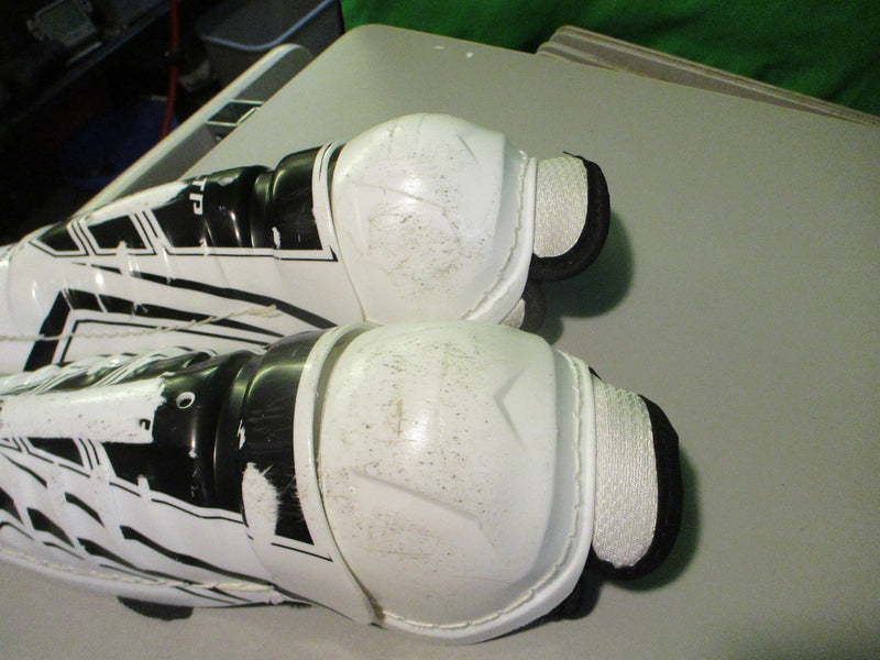 Load image into Gallery viewer, Used CCM LTP Youth 9&quot; Hockey Shin Guards
