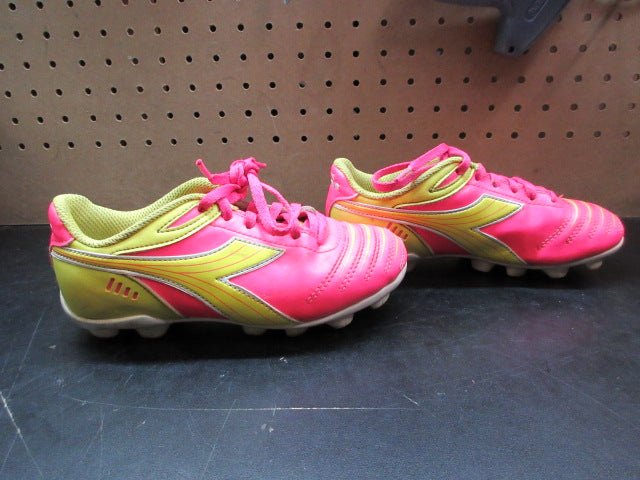 Load image into Gallery viewer, Used Diadora Kid's Cattura MD JR Soccer Cleats - Size 1
