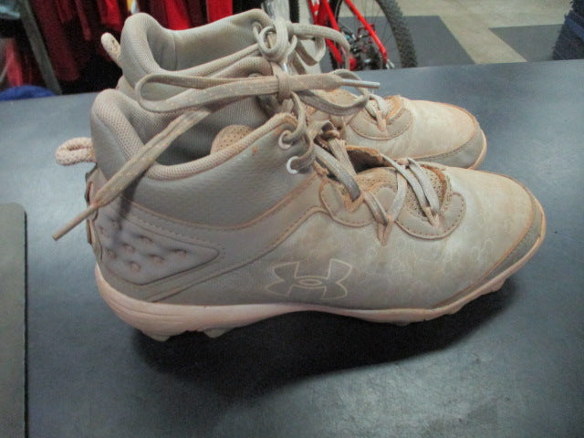 Load image into Gallery viewer, Used Under Armour Size 5.5 Cleats
