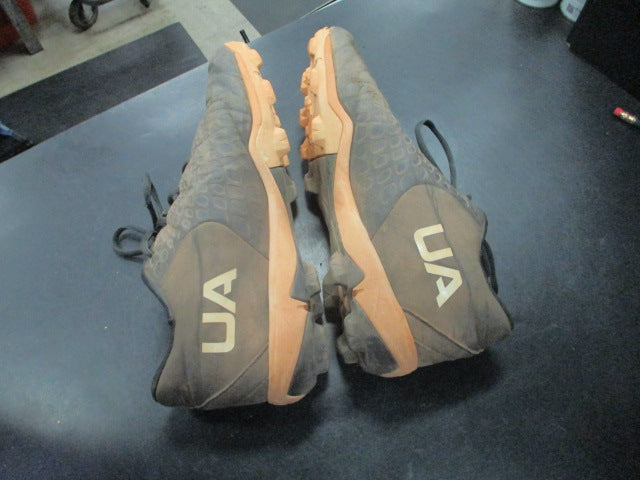 Load image into Gallery viewer, Used Under Armour Leadoff Cleats in Black Size 9.5
