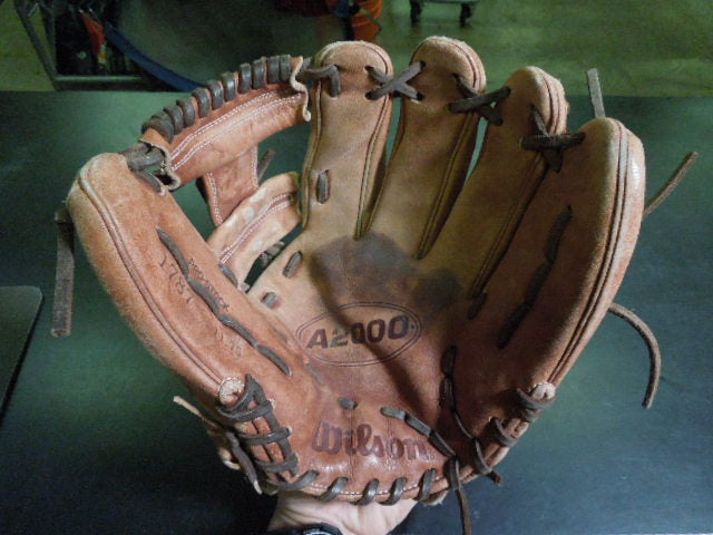 Load image into Gallery viewer, Used Wilson A200 1787 11.75" RHT Infield Glove
