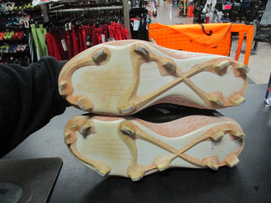 Used New Balance Size 7.5 Cleats
