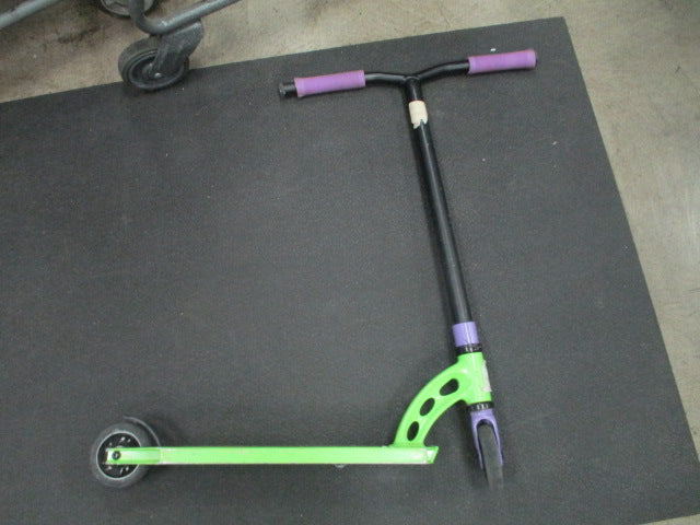 Load image into Gallery viewer, Used Madd Gear Trick Scooter (Has Wear, Needs New Wheel)
