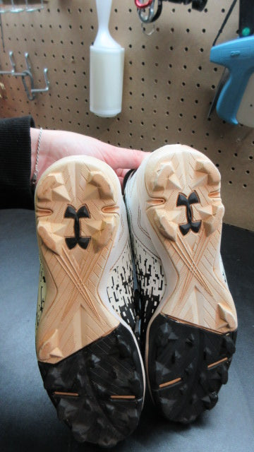 Load image into Gallery viewer, Used Under Armour Cleats - Size Youth 5
