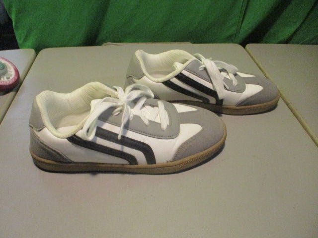 Load image into Gallery viewer, Used cat &amp; Jack Size 5 Shoes
