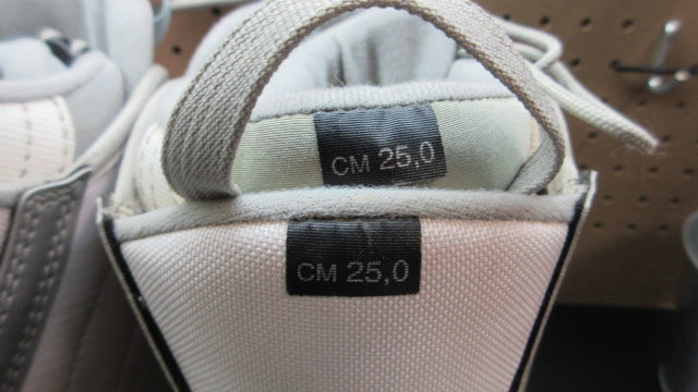 Load image into Gallery viewer, Used Askew Snowboarding Boots - Size 25,0
