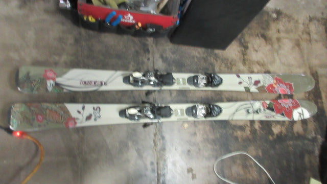Load image into Gallery viewer, Used Rossignol S86 Womens 162cm Downhill skis with bindings
