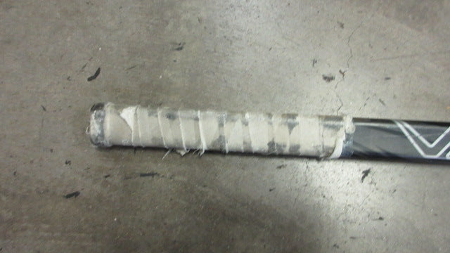 Load image into Gallery viewer, Used Bauer Vapor Apex 63&quot; Hockey Stick - RH - small tip wear
