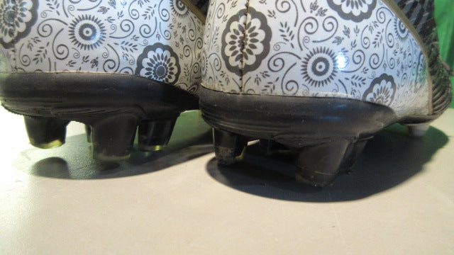 Load image into Gallery viewer, Used FG Youth 5Y Soccer Cleats
