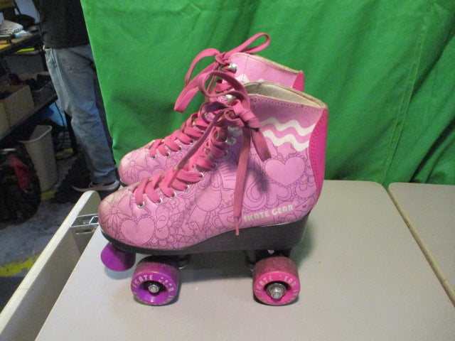 Load image into Gallery viewer, Used Skate Gear Size 5 Pink Quad Skates
