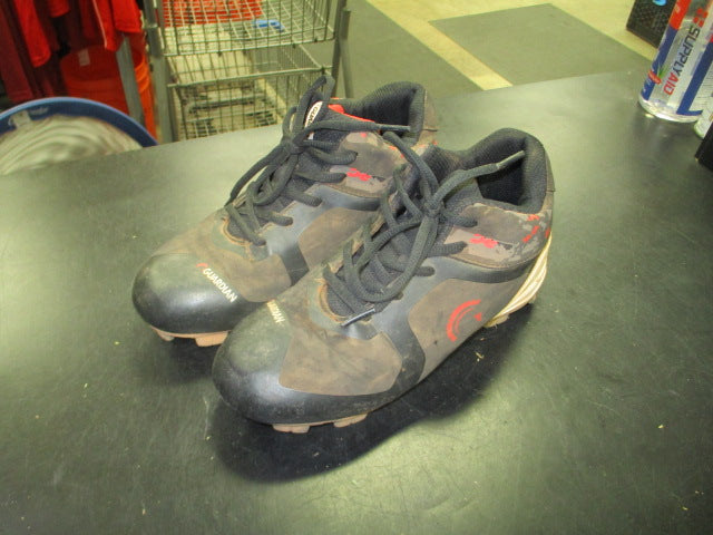 Load image into Gallery viewer, Used Guardian Strike Point Cleats in Black Size 4
