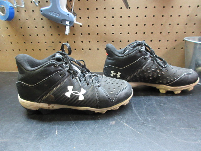 Load image into Gallery viewer, Used Under Armour Leadoff Mid RM Baseball Cleats - Size 5.5

