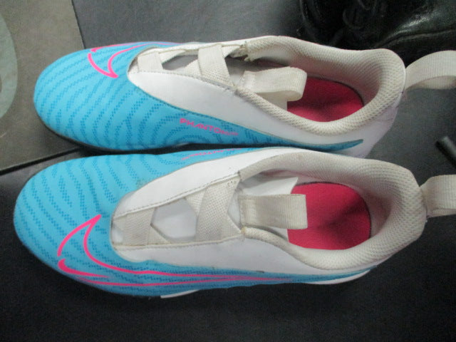 Load image into Gallery viewer, Used Nike Phantom Size 4.5 Soccer Turf Soccer Shoes
