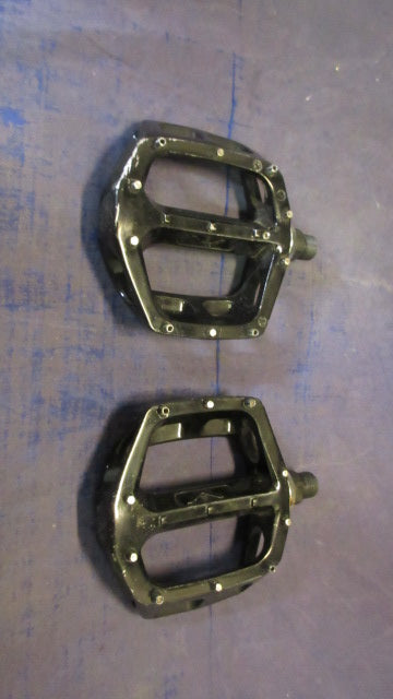 Load image into Gallery viewer, Used DMR Bikes V8 G0 Pedals - small wear

