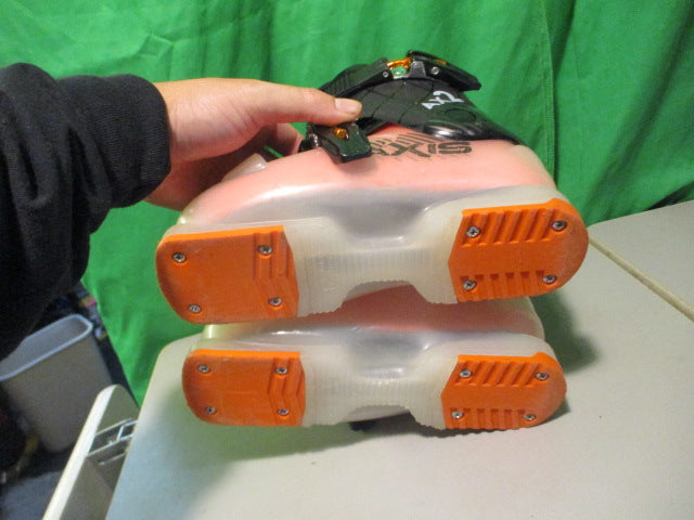 Load image into Gallery viewer, Used Axis AX2 Size 3.5/4 Kids Downhill Ski Boots
