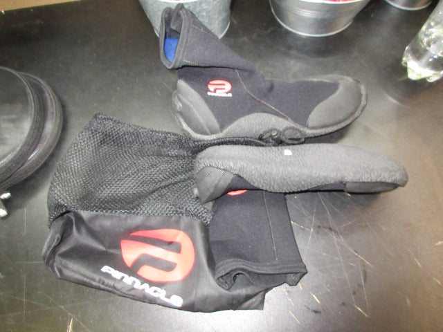 Load image into Gallery viewer, Used Pinnacle Size 6  DIVE BOOTS W/ Carry Bag
