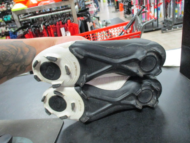 Load image into Gallery viewer, Used Nike Cyclone 360 Size 7 Soccer Cleats
