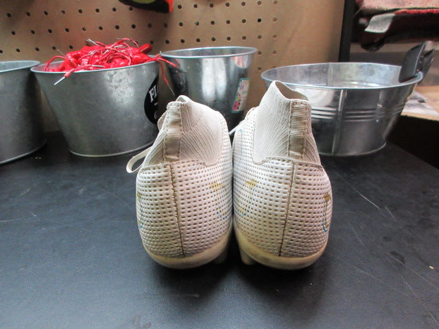 Load image into Gallery viewer, Used Umbro Soccer Cleats

