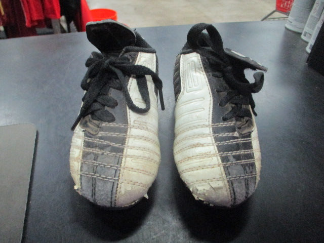 Load image into Gallery viewer, Used XARA Size Yth 10 Soccer Cleats
