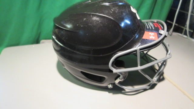 Load image into Gallery viewer, Used Under Armour Youth One Size Fits Most 6 3/4 &amp; Under
