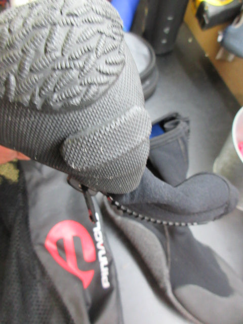 Load image into Gallery viewer, Used Pinnacle Size 6  DIVE BOOTS W/ Carry Bag
