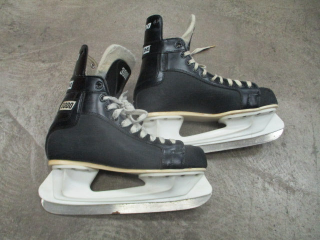 Load image into Gallery viewer, Used CCM 3000 Hockey Skates Size 8  (Crack On Left Skate)
