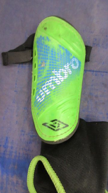 Load image into Gallery viewer, Used Umbro Shin Guards Size Youth - wear
