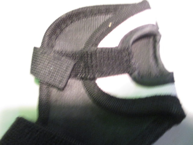 Load image into Gallery viewer, Used Bosoner Kids Wrist Guard
