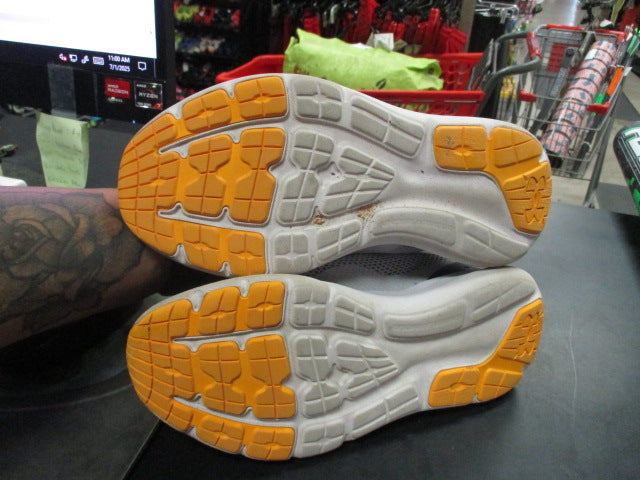 Load image into Gallery viewer, Used Under Armour Surge Size Youth 3.5 Sneakers
