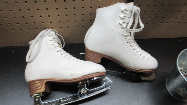 Load image into Gallery viewer, Used Jackson Artiste Figure Skates - Size Youth 3.5
