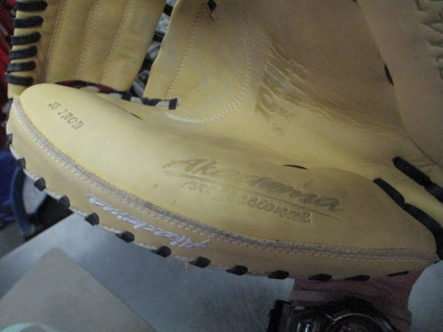 Load image into Gallery viewer, Used Akadema ASM47 Torino Glove Series Catchers Mitt 33" RHT

