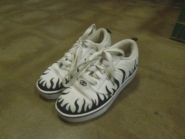 Load image into Gallery viewer, Used Heelys Size Youth 3
