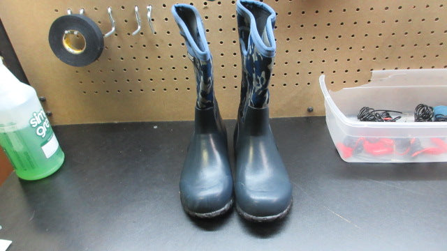 Load image into Gallery viewer, Used Bogs York Neo Camo Boys Rainboots - Size 2
