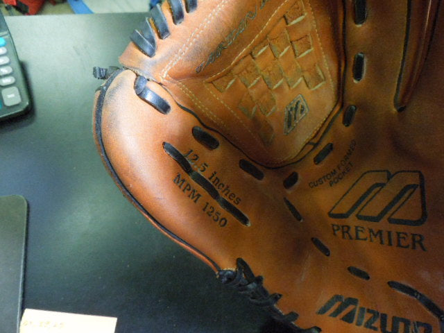 Load image into Gallery viewer, Used Mizuno Premier MPM1250 12.5" RHT Leather Outfielders Glove
