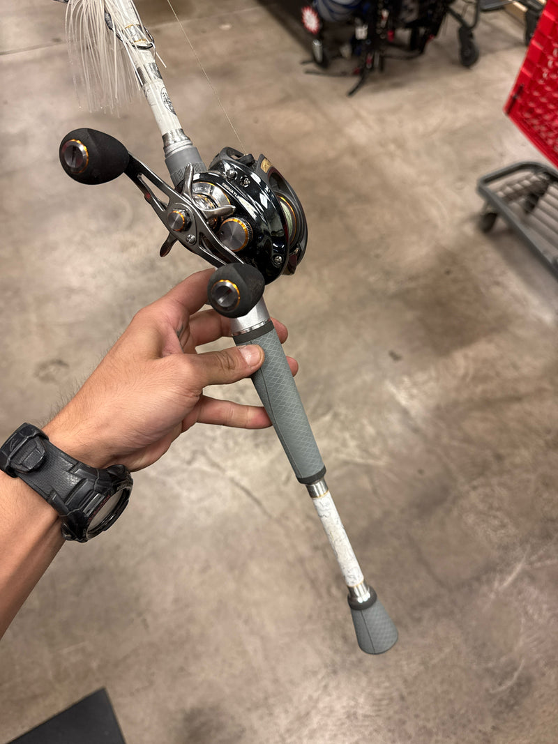 Load image into Gallery viewer, Used Bass Pro Shop Johnny Morris Signature Series Carbonlite Baitcaster Combo
