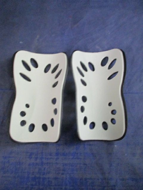 Load image into Gallery viewer, New 6&quot; Shin Guards - Black
