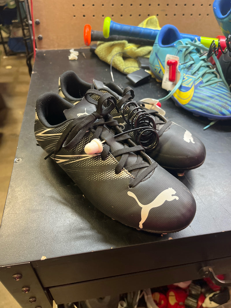 Load image into Gallery viewer, Used puma black and white soccer cleats size 4.5
