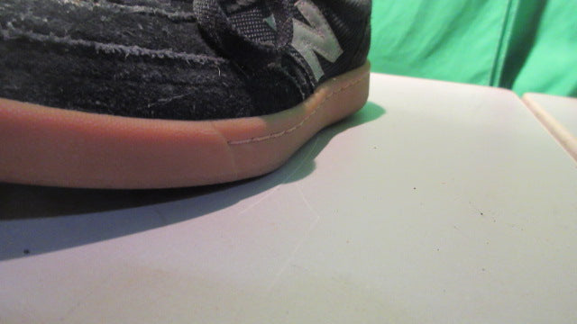 Load image into Gallery viewer, Used New Balance Girls Low Profile 5Y Shoes
