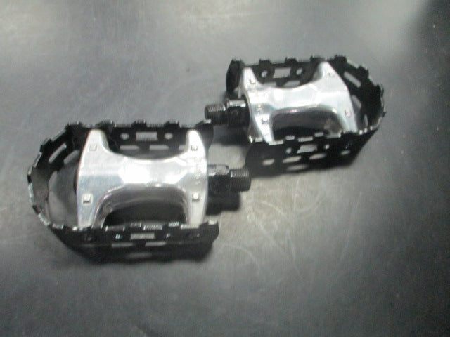 Load image into Gallery viewer, Used metal Bike Pedals
