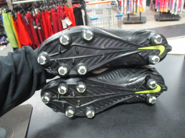 Load image into Gallery viewer, Used Nike Strike Swoosh Size 6.5 Cleats
